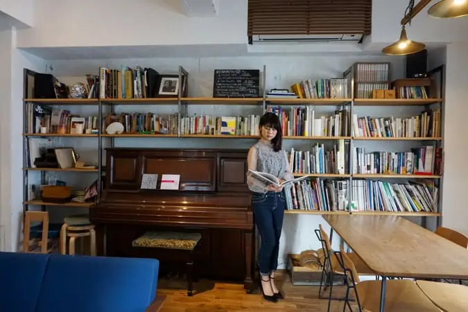 「KAKULULU」の店内で読書する女性