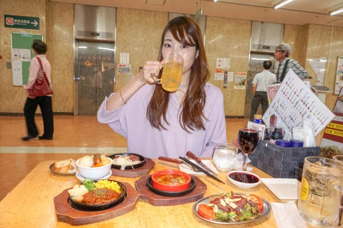 BEEF KITCHEN STANDで飲食している女性