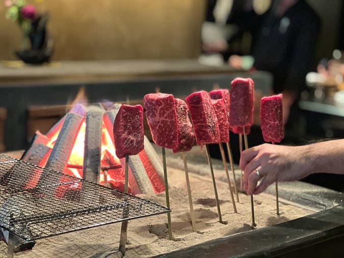 【NEW OPEN】囲炉裏を囲んで肉割烹がいただける「肉よろず」が神楽坂に誕生！