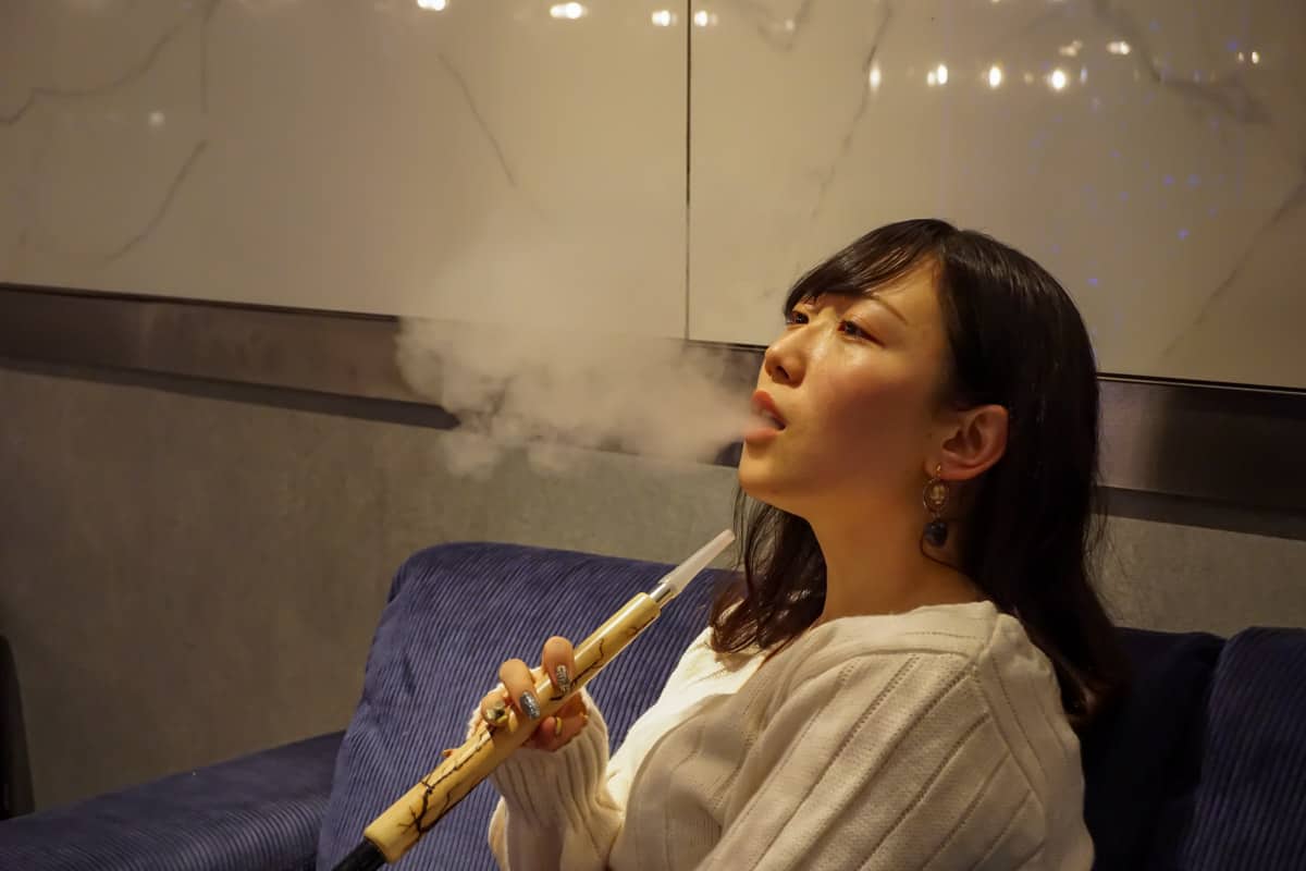 煙間 ENMA 歌舞伎町でシーシャを吸う女性