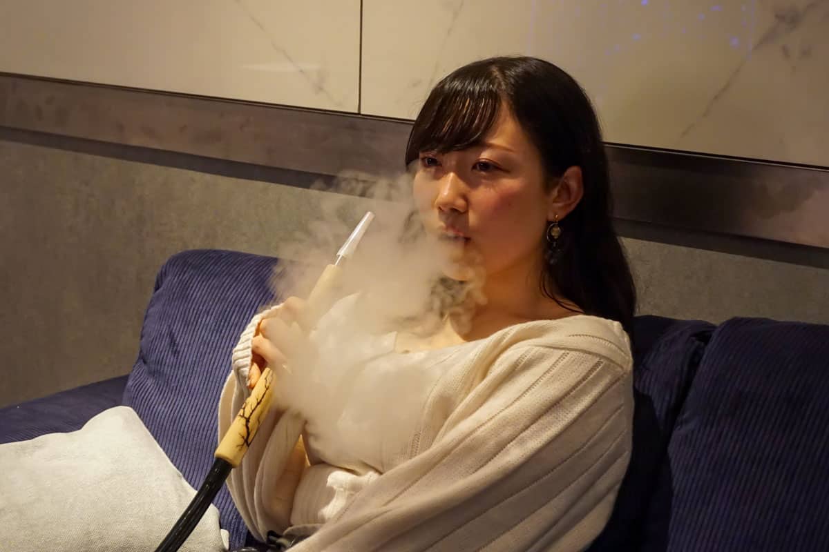 煙間 歌舞伎町店 シーシャを吸っている様子