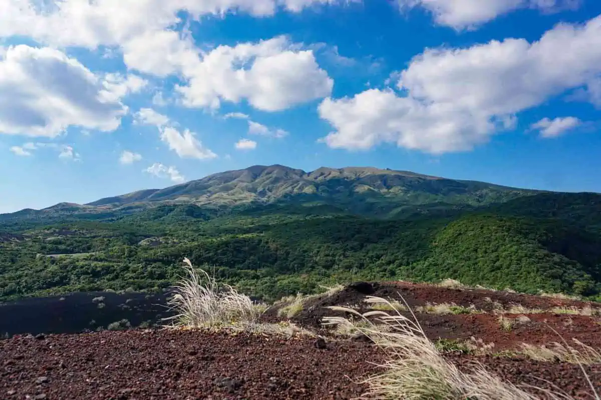 ひょうたん山から見た三宅島の雄山
