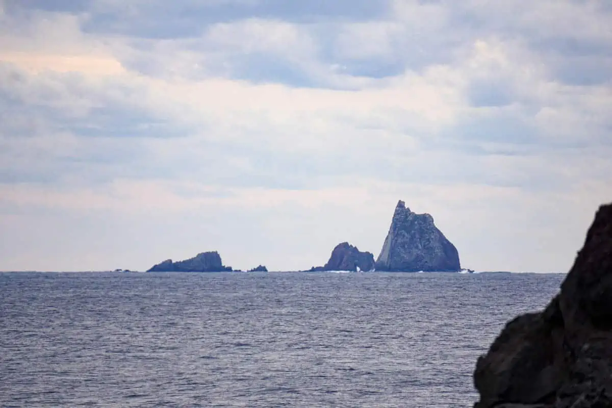 三宅島「メガネ岩」から見える大野原島
