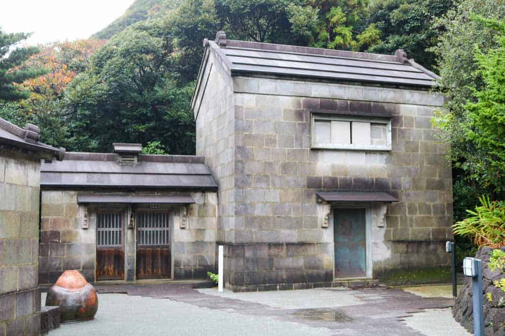 新島村博物館のコーガ石造り石倉