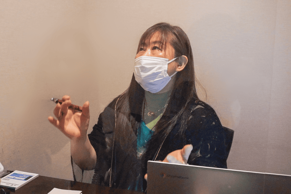 何かを見つめながら話すセレスティア先生