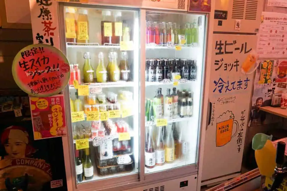 大新橋おさかなセンターの飲み放題メニューが入った冷蔵庫