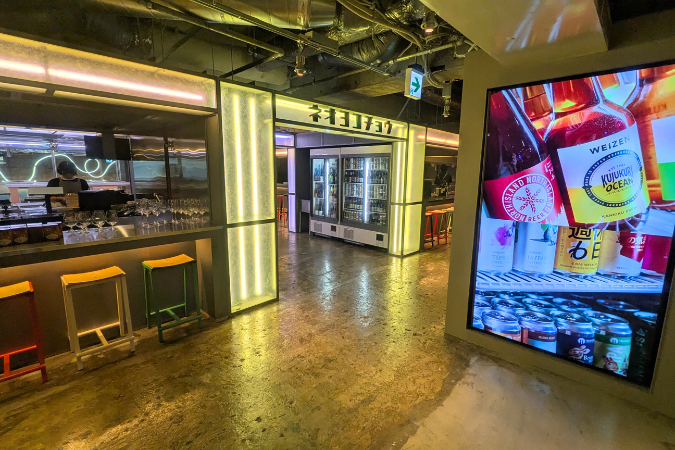 広々とした空間に、多様な店舗が並ぶ『reDine 新宿』。