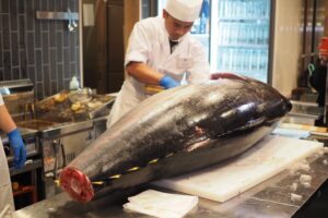 新宿で“本物”の魚を食らう。仲卸直営「とろぼっち」のレアあじフライと捌きたて生マグロに感動！